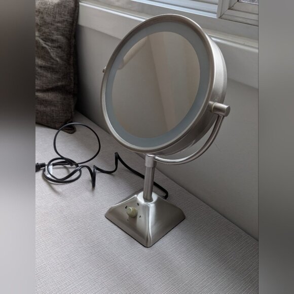 Light Up Vanity Mirror - Picture 2 of 4